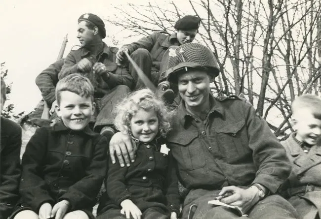 Haren, militairen en kinderen bovenop tank, foto 493 Fotograaf Bosscher, Groningen Archieven/OVCG
