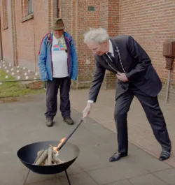 Burgemeester Sipke Swierstra van Veendam ontsteekt bevrijdingsvuur