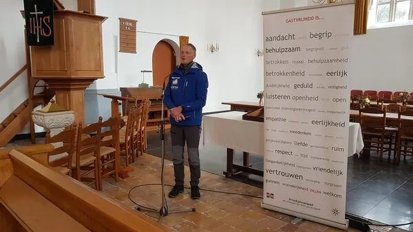 Peter Velthuis bij de start van de Camino in de Walfriduskerk te Bedum. Gastvrijheid is.. (foto Rik Jan Luiting)