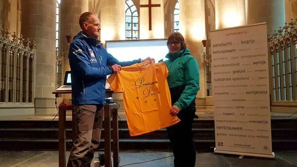 Overhandiging van het Golden Pronkjewailpad shirt aan Miss. Pronkjewail 2021