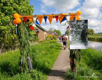 Bevrijdingstocht Onder de oranje boog