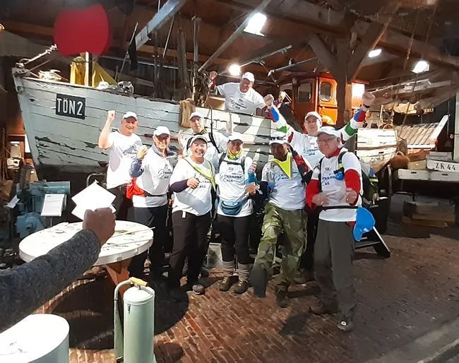 Start van de eerste 100 kilometer tocht van TodN voor het visserij museum in Zoutkamp