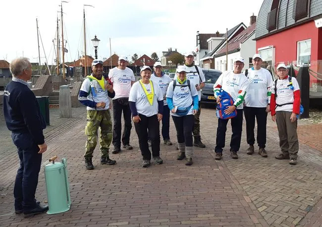 Start van de eerste 100 kilometer tocht van TodN voor het visserij museum in Zoutkamp