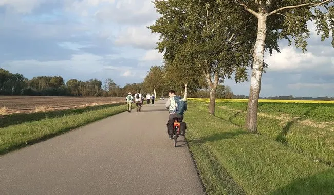 Nanda Slachter op de fiets van Bouw Koster